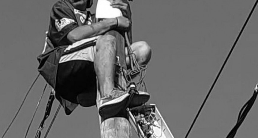 Subió a un poste de luz para pedir trabajo y mejoras habitacionales