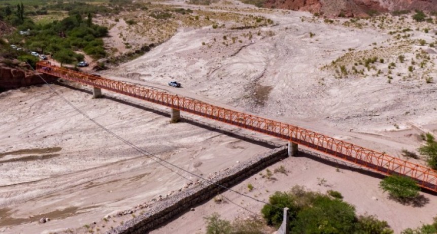 El gobierno de gira por el Oeste inauguró obras y entregó unidades habitacionales