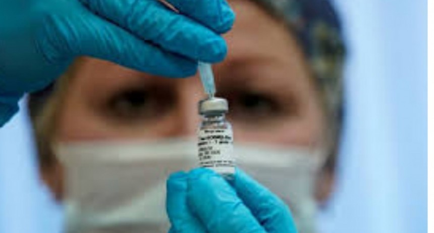  El Gobierno asegura que la vacuna rusa es eficaz para adultos mayores