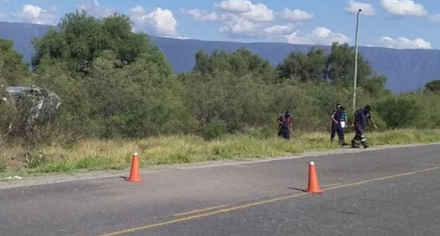 La mujer encontrada semidesnuda en vuelco habría sido víctima de violencia de género