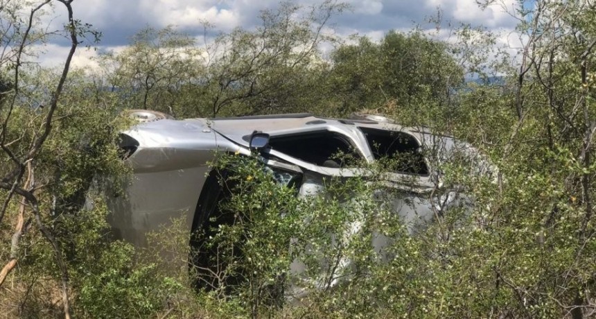 Indagarán al hombre que volcó e intentó huir dejando abandonada a una joven semi desnuda