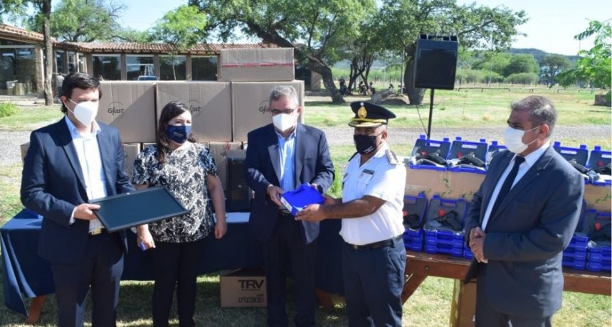 Jalil en el acto de entrega de armamento y computadoras a la Policía de la provincia