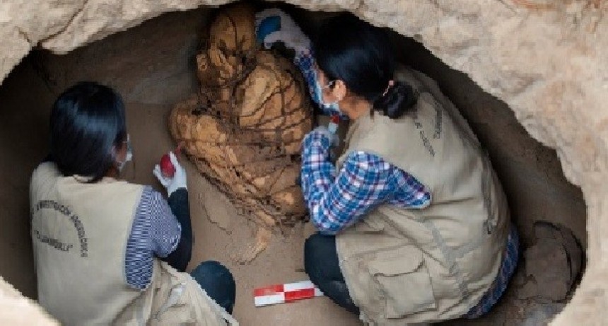 En una misteriosa posición hallaron una momia de 800 años en Perú 
